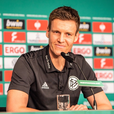 Daniel Siebert pfeift das Finale zwischen Frankfurt und Leipzig