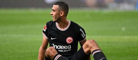 Ellyes Skhiri von Eintracht Frankfurt am Boden