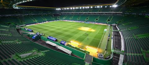 Das leere Estádio José Alvalade bei Flutlicht