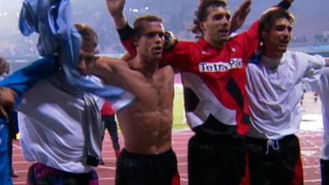 Die Eintracht-Mannschaft feiert den Sieg in Nepael 1994