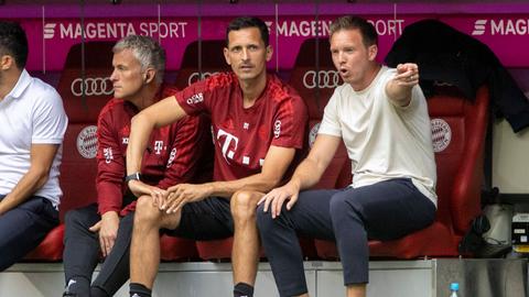 Dino Toppmöller neben Julian Nagelsmann auf der Bayern-Bank.