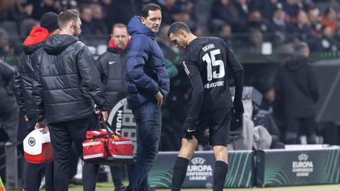 Ellyes Skhiri wird ausgewechselt und zeigt Trainer Dino Toppmöller, wo es im Oberschenkel zwickt.