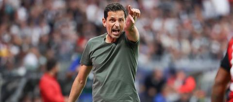 Dino Toppmöller gibt beim Spiel der Eintracht gegen Freiburg Anweisungen.