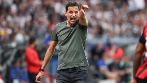 Dino Toppmöller gibt beim Spiel der Eintracht gegen Freiburg Anweisungen.
