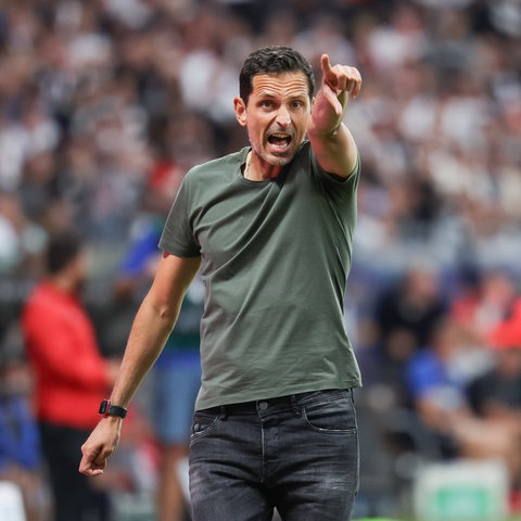 Dino Toppmöller gibt beim Spiel der Eintracht gegen Freiburg Anweisungen.