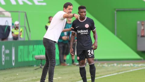 Eintracht-Trainer Dino Toppmöller mit Aurélio Buta