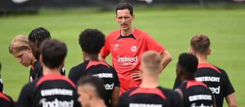 Trainer Toppmöller im Gespräch mit Spielern auf Trainingsplatz