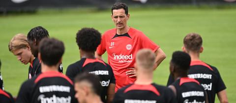 Trainer Toppmöller im Gespräch mit Spielern auf Trainingsplatz