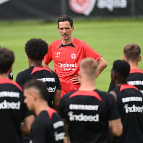 Trainer Toppmöller im Gespräch mit Spielern auf Trainingsplatz