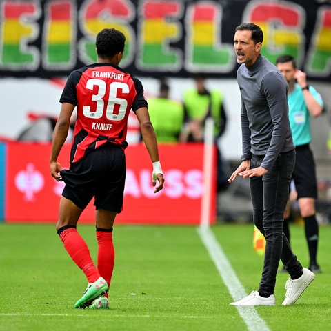 Dino Toppmöller (rechts) während des Spiels gegen Leipzig mit klaren Ansagen.