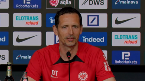 Dino Toppmöller in der Pressekonferenz vor dem Stuttgart-Spiel.