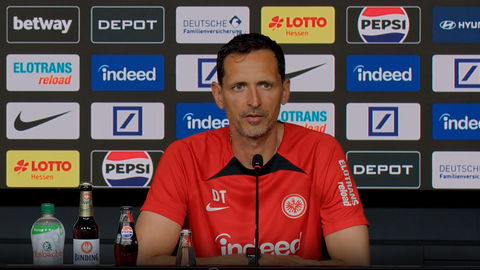 Dino Toppmöller auf der Pressekonferenz der Eintracht