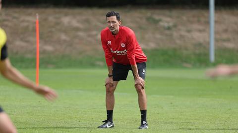 Dino Toppmöller mit der roten Trainingsjacke von Eintracht Frankfurt.