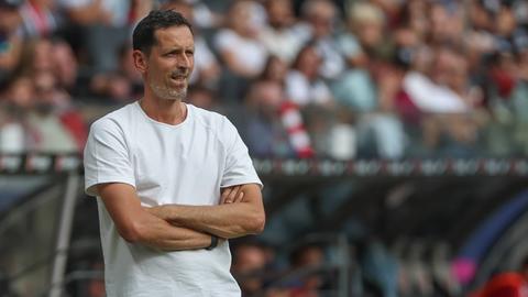 Dino Toppmöller mit verschrenkten Armen.