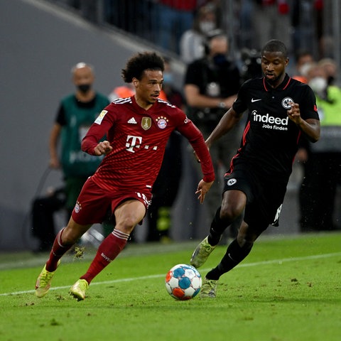 Almamy Touré von Eintracht Frankfurt (rechts) im Spiel bei Bayern München