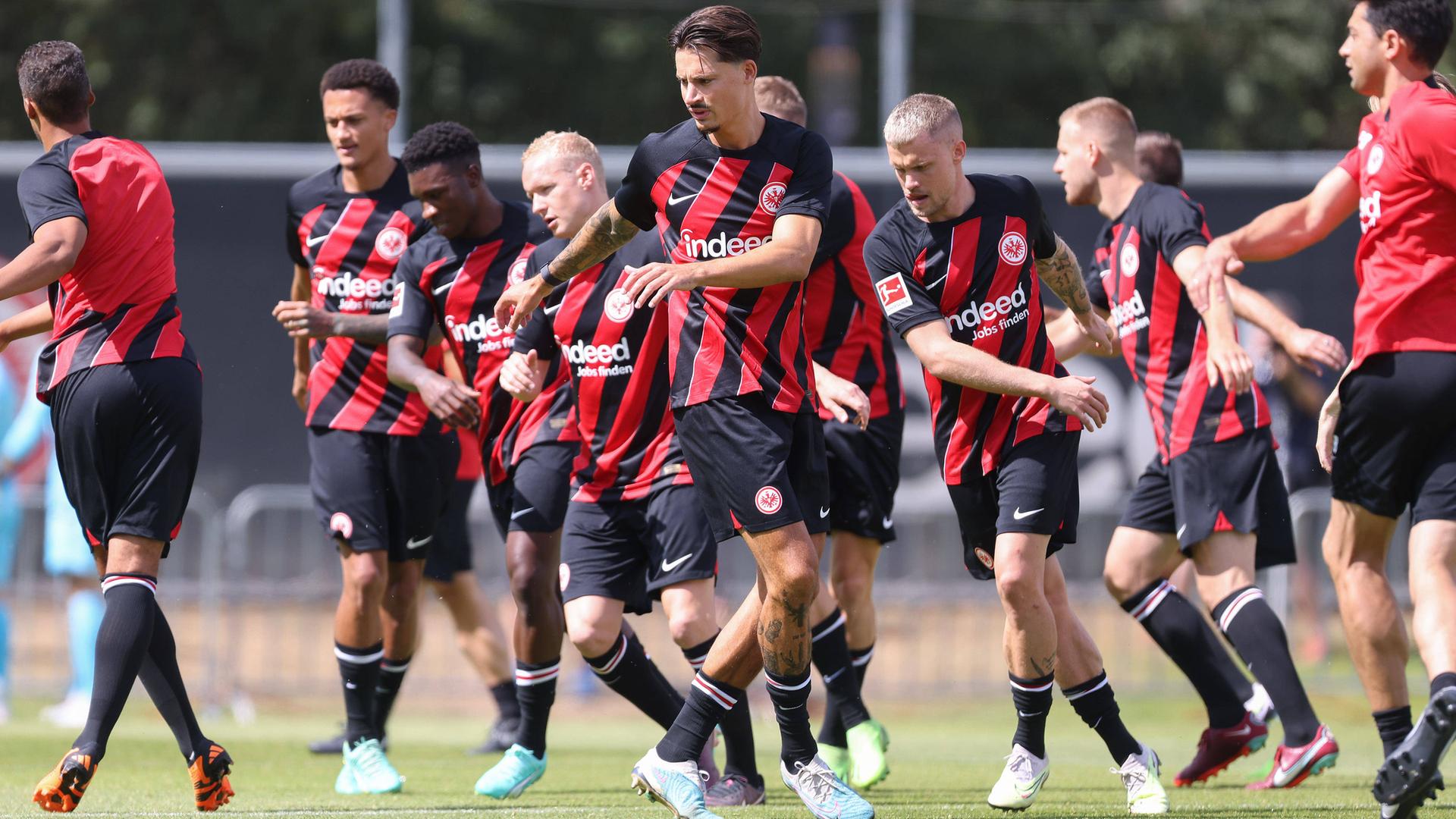 Eintracht Frankfurt mit Trainingsauftakt Toppmöller schickt Spieler ins PressingGetümmel