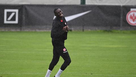 Kolo Muani läuft im Regen über das Spielfeld