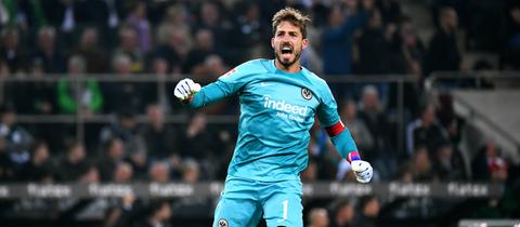 Kevin Trapp springt in die Luft und jubelt