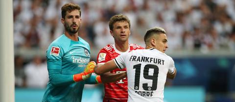 Kevin Trapp (links) im Hinspiel gegen die Bayern