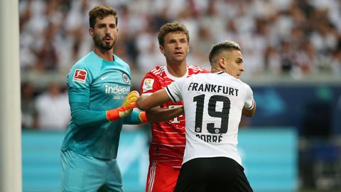 Kevin Trapp (links) im Hinspiel gegen die Bayern