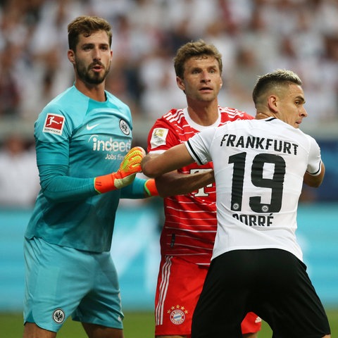 Kevin Trapp (links) im Hinspiel gegen die Bayern