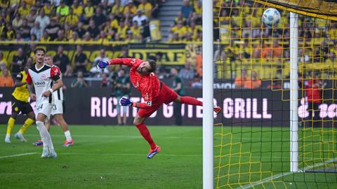 Kevin Trapp do Eintracht Frankfurt durante o jogo em Dortmund
