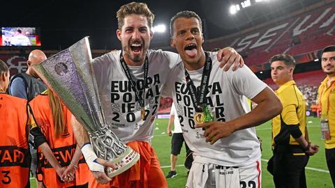 Kevin Trapp und Timothy Chandler mit dem Pokal.