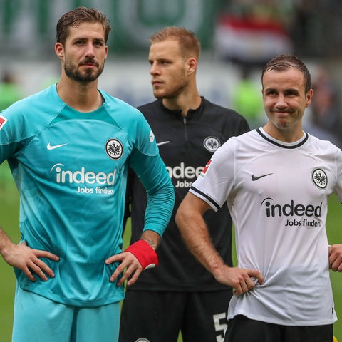 Kevin Trapp, Hrvoje Smolcic und Mario Götze von Eintracht Frankfurt
