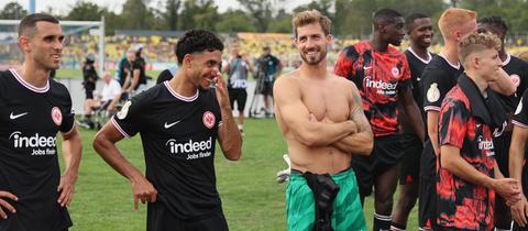 Die Eintracht-Spieler lachen nach dem Sieg bei Lok Leipzig