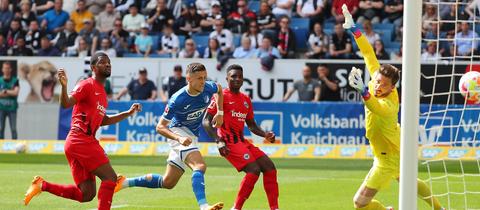 Almamy Toure, Aurelio Buta und Kevin Trapp haben bei Hoffenheims Führung das Nachsehen.