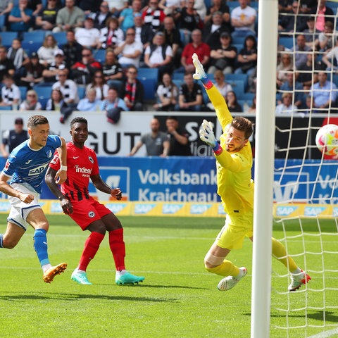 Almamy Toure, Aurelio Buta und Kevin Trapp haben bei Hoffenheims Führung das Nachsehen.