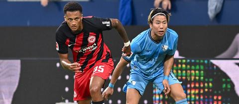 Eintracht-Verteidiger Tuta gegen Takuma Asano vom VfL Bochum