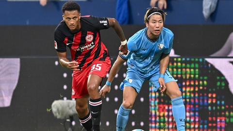 Eintracht-Verteidiger Tuta gegen Takuma Asano vom VfL Bochum
