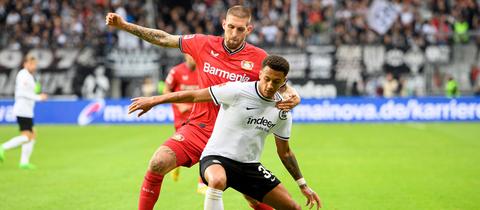 Frankfurts Tuta verteidigt beim 5:1-Heimsieg 2022 den Ball gegen Leverkusens Robert Andrich. 