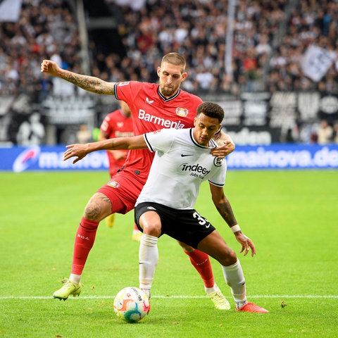 Frankfurts Tuta verteidigt beim 5:1-Heimsieg 2022 den Ball gegen Leverkusens Robert Andrich. 