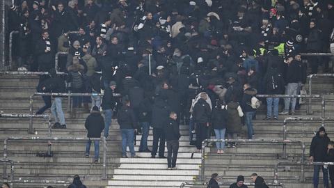 Ein Teil der Fans verlassen nach Durchsage der Ultras den Block