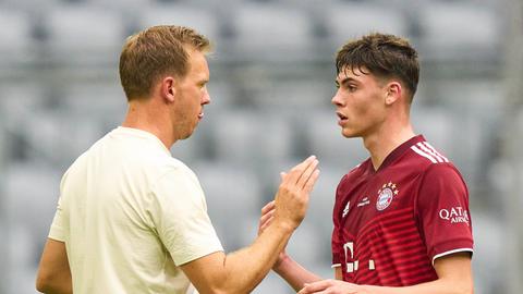 Marcel Wenig (r.) im Gespräch mit Trainer Julian Nagelsmann.