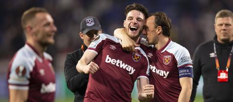 Strahlende Gesichter bei Declan Rice und Mark Noble von West Ham United in Lyon