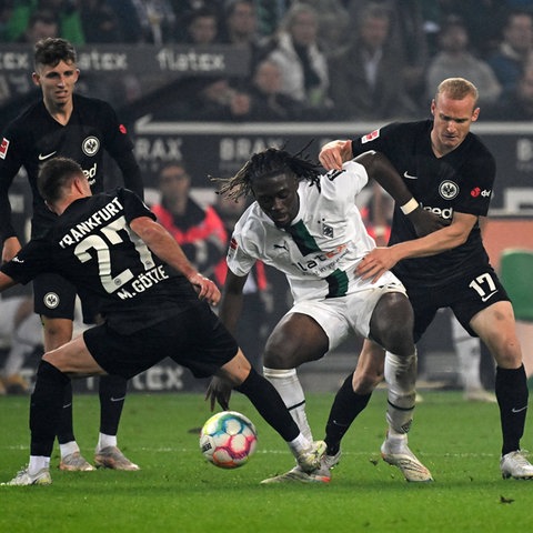 Die Spieler Mario Götze und Sebastian Rode fressen ihren Gegenspieler hier förmlich auf.