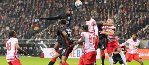 Viel Krampf, wenig Linie: Ein Zweikampf als Sinnbild für die Spiele von Eintracht Frankfurt.