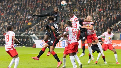 Viel Krampf, wenig Linie: Ein Zweikampf als Sinnbild für die Spiele von Eintracht Frankfurt.