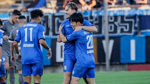 Cas Peters und Sho Sannomiya vom FSV Frankfurt jubeln.