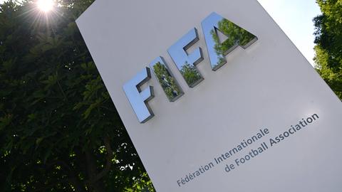 Das Logo der Fifa vor der Zentrale in Zürich