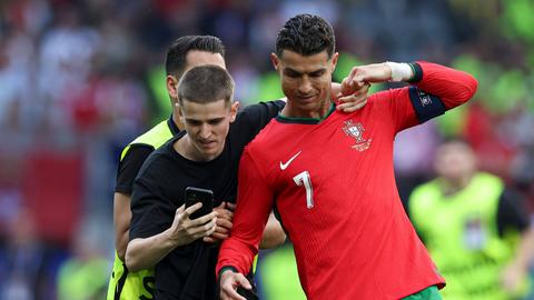 Gegen die Türkei versuchten mehrere Flitzer, CR7 nahe zu kommen: die Älteren meist mit mäßigem Erfolg.