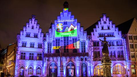 Die Fassade des Römers in Frankfurt ist mit dem Logo der EM 2024 illuminiert