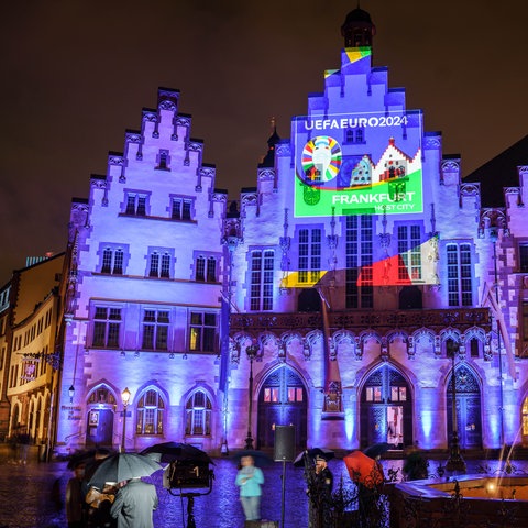 Die Fassade des Römers in Frankfurt ist mit dem Logo der EM 2024 illuminiert