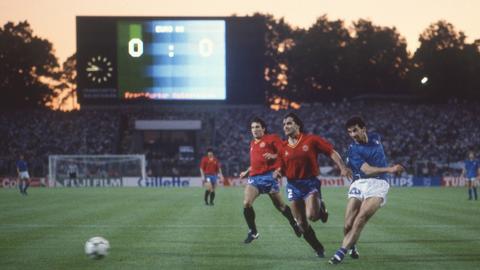 Das erste EM-Tor in Frankfurt: Italiens Gianluca Vialli (rechts) trifft am 14. Juni 1988 zum 1:0 gegen Spanien.