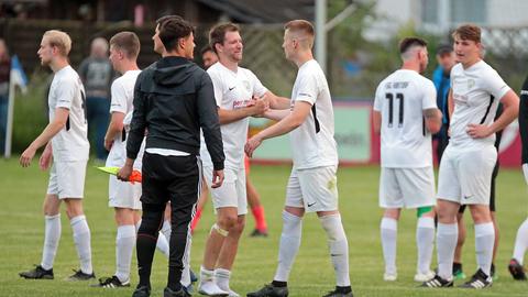 Die Spieler der FSG Kirtorf jubeln nach dem 2:0-Sieg gegen FSG Laubach im Mai 2022.