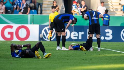 Hängende Köpfe beim FSV Frankfurt nach einem aufopferungsvollen Pokalfight gegen Rostock.