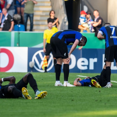 Hängende Köpfe beim FSV Frankfurt nach einem aufopferungsvollen Pokalfight gegen Rostock.